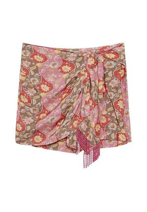 Falda envolvente con estampado floral en tonos rosas, marrones y rojos; tejido ligero con detalles de borlas; diseño anudado en la cintura.