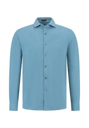 Világoskék, hosszú ujjú ing gombos elülső résszel, gallérral és diszkrét logóval a mellkason. Az anyag lágy kinézetű, sima textúrával rendelkezik.