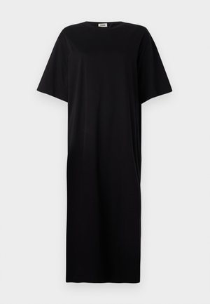 Robe noire mi-longue aux genoux avec manches courtes, coupe droite et encolure ronde, présentée sur un fond blanc.