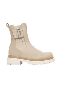 Stivaletto in pelle beige con lato elastico, suola bianca chunky e dettagli in hardware argentato. Texture liscia e design della punta arrotondata.