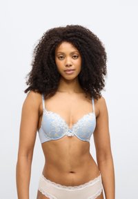 Lyseblå blonde-bh med blomsterprint og glatte skåle, med justerbare stropper og en lille sløjfe i midten.