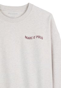 Jasnoszara bluza z organicznej bawełny. Posiada okrągły dekolt, opuszczone ramiona oraz burgundowe logo "Marc O'Polo" na piersi.