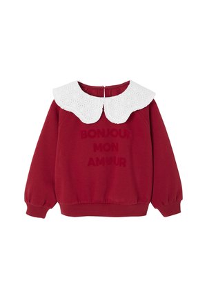 Roter Sweatshirt mit weißem gesticktem Kragen. Der Text auf der Vorderseite lautet "BONJOUR MON AMOUR." Er hat gerippte Bündchen und einen gerippten Saum.