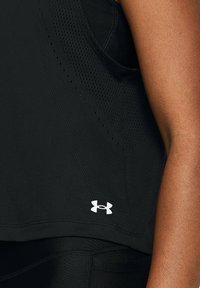 Zwart mouwloos sporttop met ademende meshpanelen, een gladde stoftextuur en een klein wit Under Armour-logo aan de zoom.