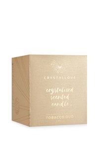 Złocone kwadratowe pudełko na świecę z wypukłym napisem i geometrycznym motylem. Etykieta informuje „naturalny wosk sojowy i drewniany knot”.