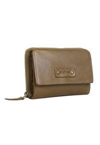 Rjav usnjen denarnica z zadrgo, sprednjim zapiranjem na gumb in kovinsko oznako. Gladka tekstura, kompakten dizajn in vidne detajle šivanja.