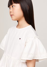 Tommy Hilfiger BRODERIE ANGLAISE DRESS - Kasdienė suknelė - ancient white