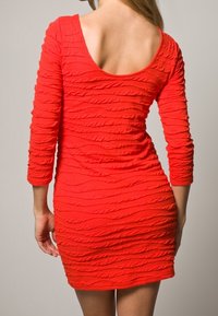 Červené úzké šaty s dlouhými rukávy, vyrobené z texturované látky s vodorovnými volánky, s košilovým výstřihem vzadu a krátkým lemem.