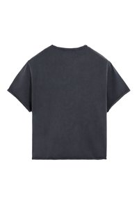 Camiseta de manga corta y corte cuadrado en algodón gris oscuro con cuello redondo y bordes sin rematar, que presenta una textura lisa y mate.