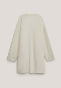 Luźna, długosleeve, bluzka w odcieniu kremowym, z okrągłym dekoltem i opuszczonymi ramionami, o gładkiej fakturze i bez widocznych wzorów.