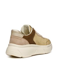 Sneaker scamosciato marrone e beige con suola bianca spessa e dettagli metallici. Presenta pannelli testurizzati e un design a punta rotonda.