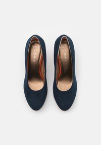 Navy modré semišové lodičky s kulatou špičkou, zlatou podšívkou a červenými akcenty podél okrajů. Velikost 37. Měkká textura a elegantní design.