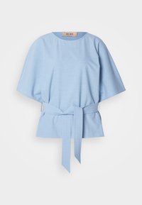 Ανοιχτό μπλε μπλουζάκι κοντό μανίκι με χαλαρή εφαρμογή, στρογγυλή λαιμόκοψη και ζωνάκι στη μέση. Φτιαγμένο από υφασμάτινη επιφάνεια με πλαϊνές σχισμές.