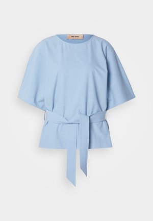 Šviesiai mėlynas, trumpomis rankovėmis viršus su laisvu pritaikymu, apvaliu iškirpimu ir juosmens raiščiu. Pagamintas iš faktūrinio audinio su šoninėmis plyšiais.