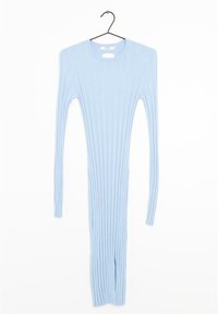 Robe en tricot côtelé bleu clair à manches longues et col rond, accrochée sur un cintre en métal noir contre un fond blanc.