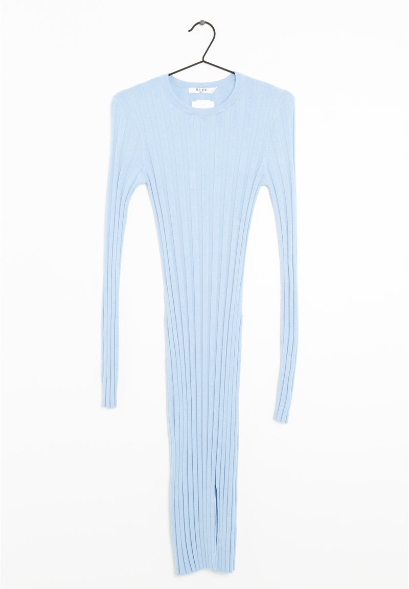 Robe en tricot côtelé bleu clair à manches longues et col rond, accrochée sur un cintre en métal noir contre un fond blanc.