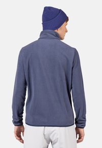 Mörkblå fleece-pullover med hög krage, långa ärmar och en slät textur. Har en enkel design utan synlig branding.