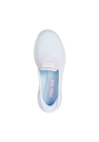 Hvit netting slip-on sko med en rund form. Har en lyseblå såle og en teksturert overflate, med et subtilt gradientdesign.