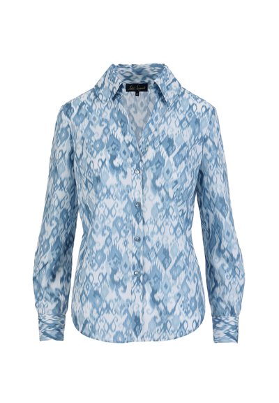 Svetlomodrá košeľa na gombíky s vzorovaným dizajnom v rôznych odtieňoch modrej, s dlhými rukávmi a klasickým golierom.