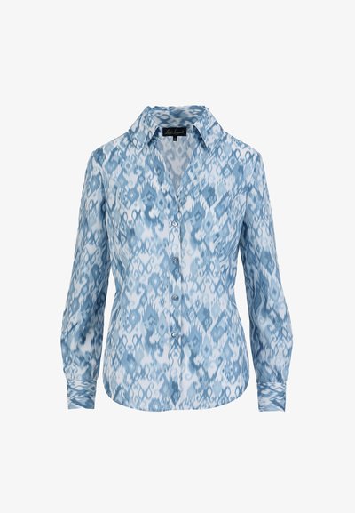 Svetlomodrá košeľa na gombíky s vzorovaným dizajnom v rôznych odtieňoch modrej, s dlhými rukávmi a klasickým golierom.