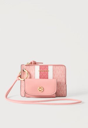 Pochette Michael Kors rose avec une petite pochette attachée, des détails de logo dorés, et une sangle rose sur un fond clair uni.