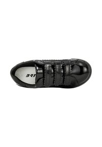 Sneaker nero lucido con tre cinturini in velcro e una soletta bianca imbottita con testo stampato parziale.
