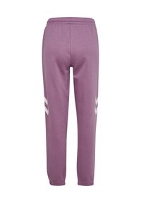 Lilla joggingbukser med elastisk talje, tilspidsede ben og hvidt chevronmønster på siderne. Fremstillet af blødt bomuldsstof.