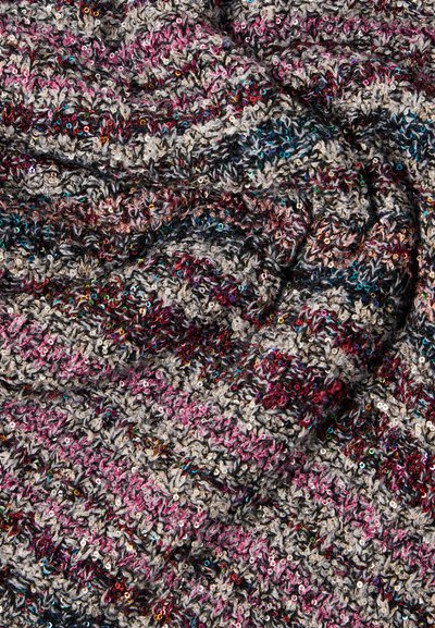 Πολύχρωμο πλεκτό ύφασμα με συνδυασμό μοβ, ροζ, γκρι και λαμπερών παγιετών. Μαλακή υφή, με περίπλοκα υφαντά σχέδια.