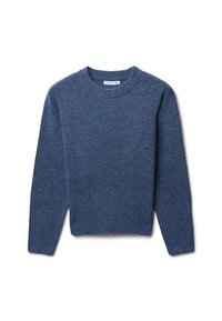 Niebieski sweter dzianinowy z okrągłym dekoltem, ściągaczami przy mankietach i u dołu, o miękkiej teksturze i lekko luźnym kroju. Metka rozmiaru wskazuje 'S'.