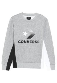 Šedá mikina s dlouhým rukávem a černobílými rukávy, na přední straně s bílou hvězdou a černými pruhovanými šipkami nad textem "CONVERSE".