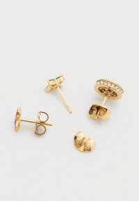 Σκουλαρίκια σε χρυσαφί απόχρωση με δύο σχέδια: το ένα με πολύεδρους πράσινους και ροζ λίθους, το άλλο με κυκλική σειρά από διαυγείς στρας.