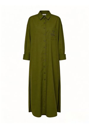 Abito camicia lungo verde oliva con colletto, maniche lunghe arrotolate ai polsini, spacco laterale e taschino sul petto con piccoli dettagli testuali.