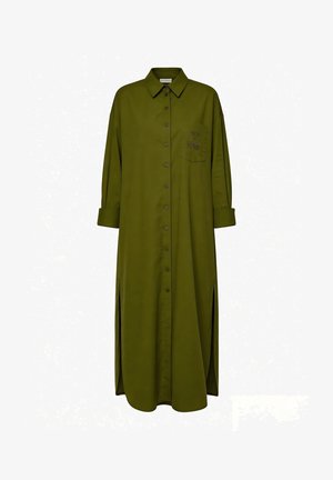 Robe chemise longue vert olive avec col, manches longues retroussées aux poignets, fentes latérales, et poche poitrine avec petits détails de texte.
