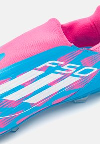 adidas Performance F50 LEAGUE LACELESS FIRM/MULTI-GROUND - Fußballschuhe für festen Untergrund - solar blue/footwear white/solar pink