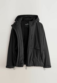 Chaqueta de invierno negra con capucha, cierre frontal, bolsillo en el pecho con cremallera y cordones ajustables en el dobladillo y los puños, presentada abierta sobre un fondo blanco.