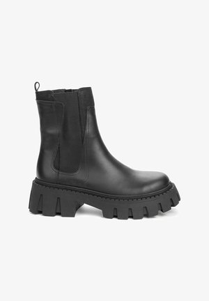 Bottines en cuir noir avec une semelle en caoutchouc épaisse. Caractéristiques des panneaux latéraux élastiques et une languette à l'arrière pour un enfilage facile. Texture lisse.