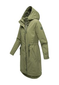 Long manteau parka vert olive à capuche, taille avec cordon de serrage, fermeture éclair à l'avant et boutons pression, poches latérales inclinées, et patch logo sur la manche gauche.