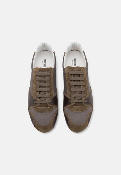 Baskets en cuir et en daim marron avec des lacets ronds, présentant une surface lisse et texturée, un bout arrondi et des accents contrastés.