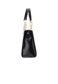 Bolso de piel negra con acentos de cadena dorada, con forma triangular y parte superior con cremallera. Textura suave, con un asa corta.