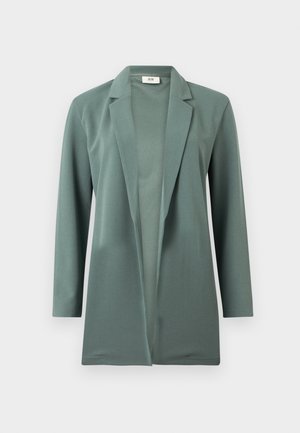 Blazer verde a maniche lunghe realizzato in tessuto morbido. Presenta un colletto a punte e un design frontale aperto. Nessuna chiusura o decorazione visibile.