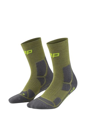Paar olivgrüner und dunkelgrauer athletischer Socken bis zur Mitte der Wade mit verstärkten Bereichen und leuchtend gelbem Logo und Schriftzug.