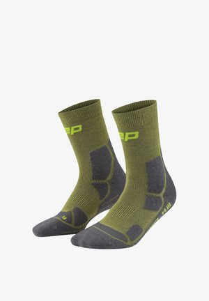 Paar olivgrüner und dunkelgrauer athletischer Socken bis zur Mitte der Wade mit verstärkten Bereichen und leuchtend gelbem Logo und Schriftzug.