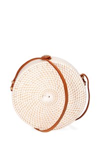 Borsa tonda intrecciata realizzata in paglia chiara con una tracolla in pelle. Presenta un intricato motivo circolare e una chiusura superiore con un bottone.