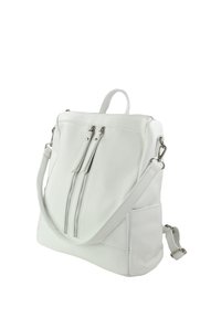 Witte lederen rugzak met twee ritszakken aan de voorkant, een handvat bovenop, verstelbare schouderband en een gladde textuur met subtiele nerfdetails.