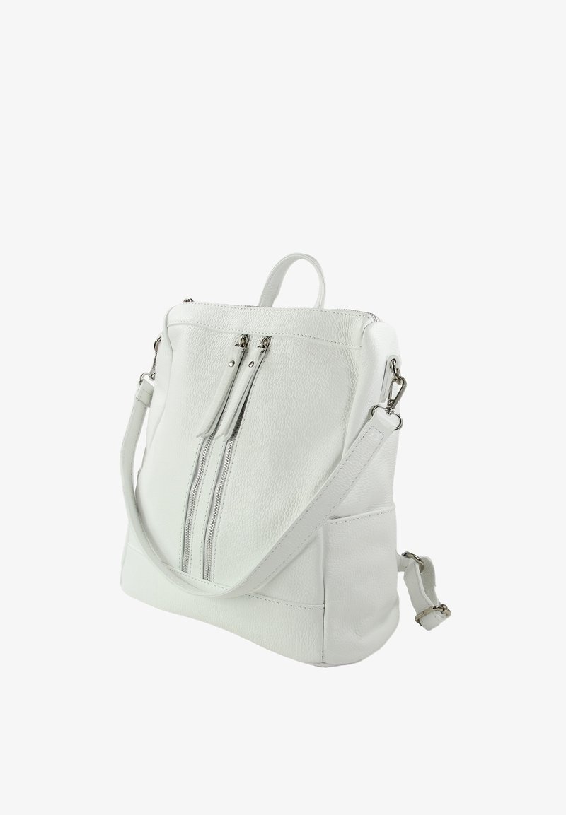 Witte lederen rugzak met twee ritszakken aan de voorkant, een handvat bovenop, verstelbare schouderband en een gladde textuur met subtiele nerfdetails.