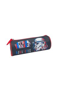 Astuccio a tema Star Wars con corpo nero, zip rossa, grafica di un stormtrooper e testo "LATO OSCURO" in lettere colorate e in grassetto.