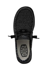 Zapato de tela negro con textura trenzada, cordones elásticos y suela plana. En el interior presenta un logo impreso y acentos coloridos a lo largo del borde.