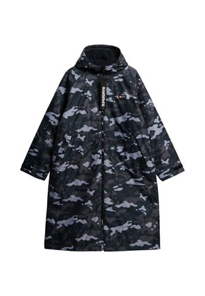 Camouflage regenjas in donkergrijs en zwart, met een capuchon, ritssluiting, twee voorkruiszakken en een merklogo op de borst.