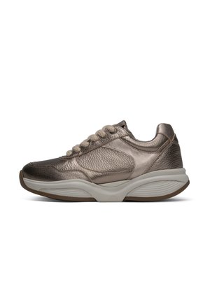 Metallisch bronzefarbener Ledersneaker mit dicker weißer Sohle und abgerundeten Schnürsenkeln, von der Seite auf weißem Hintergrund gezeigt.