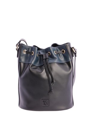 Bolso cubo de cuero negro con un acento azul marino en la parte superior. Presenta ojales dorados, cierre de cordón y detalle de logo en relieve.